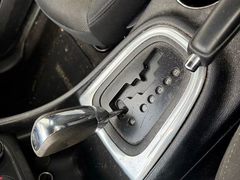 Used 2013 Dodge Avenger SE FWD image 14
