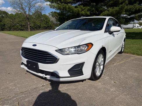 Used 2019 Ford Fusion SE FWD image 1