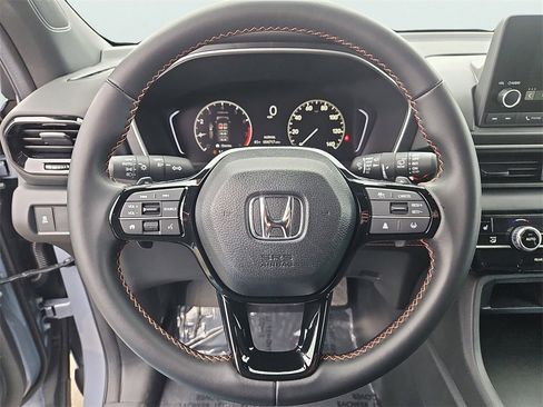 Used 2025 Honda Pilot Sport image 26