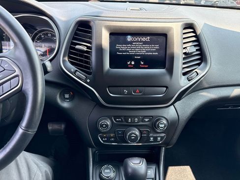 Used 2019 Jeep Cherokee Latitude Plus w/ Cold Weather Group AWD/4WD image 26