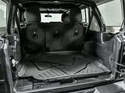 Used 2020 Jeep Wrangler Unlimited Sahara image 15