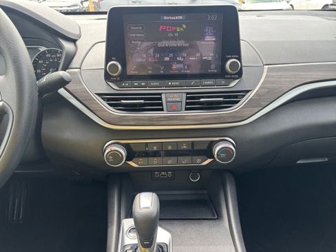 Used 2025 Nissan Altima 2.5 SV FWD image 17