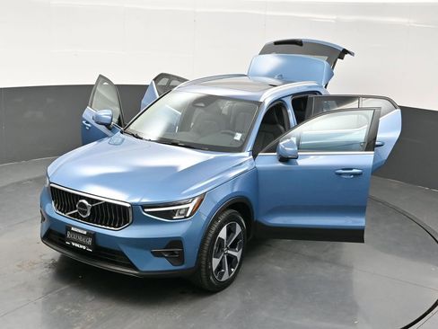 Used 2025 Volvo XC40 B5 Plus image 34