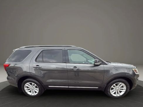 Used 2017 Ford Explorer XLT image 4