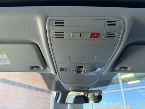 Used 2024 Volkswagen Taos SE w/ Panoramic Sunroof Package image 27