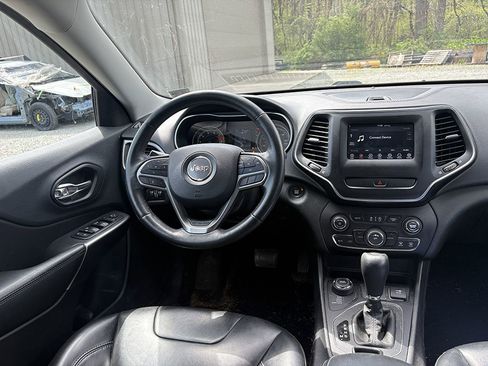 Used 2019 Jeep Cherokee Latitude Plus w/ Cold Weather Group AWD/4WD image 5