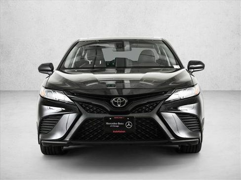 Used 2018 Toyota Camry SE w/ Moonroof Package FWD image 2