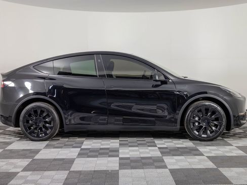 Used 2024 Tesla Model Y Long Range AWD/4WD image 9