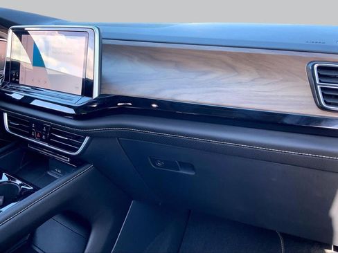 Used 2024 Volkswagen Atlas SE AWD/4WD image 19
