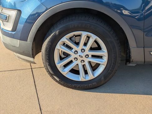 Used 2017 Ford Explorer XLT w/ Equipment Group 202A FWD image 24