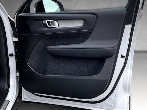 Certified 2026 Volvo XC40 B5 Plus w/ Protection Package Premier image 27