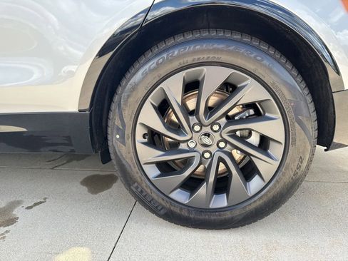 New 2024 Land Rover Discovery Dynamic SE image 22