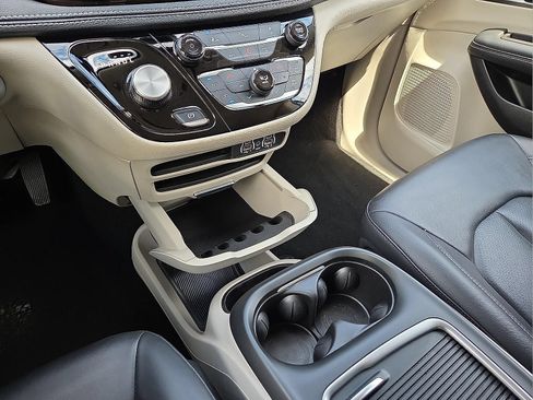 Used 2024 Chrysler Pacifica Limited FWD image 25