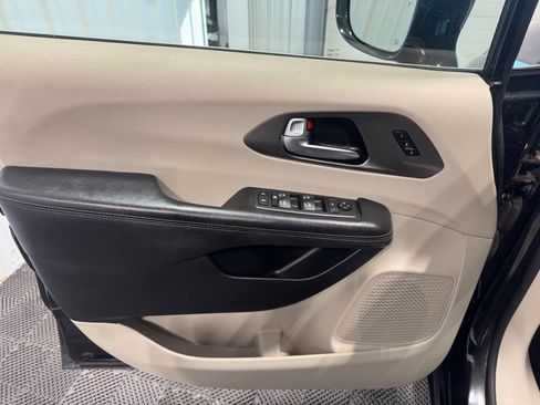 Used 2019 Chrysler Pacifica Limited image 7