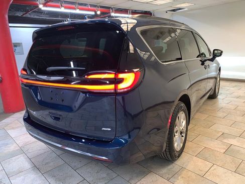 Used 2022 Chrysler Pacifica Touring-L w/ Uconnect Theater Family Group AWD/4WD image 8
