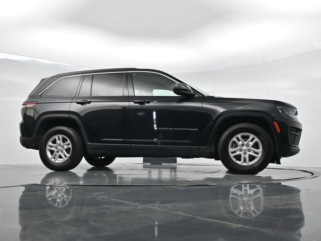 Used 2023 Jeep Grand Cherokee Laredo RWD image 33