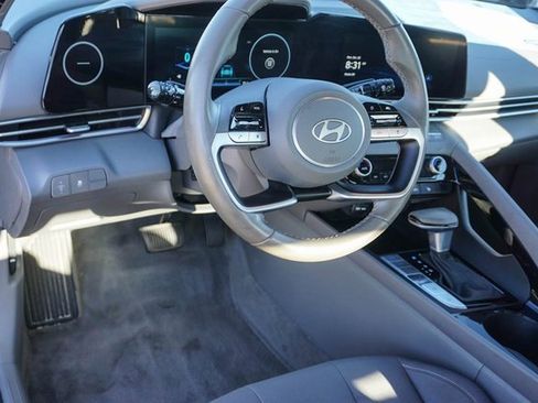 Used 2024 Hyundai Elantra SEL w/ Convenience Package image 9