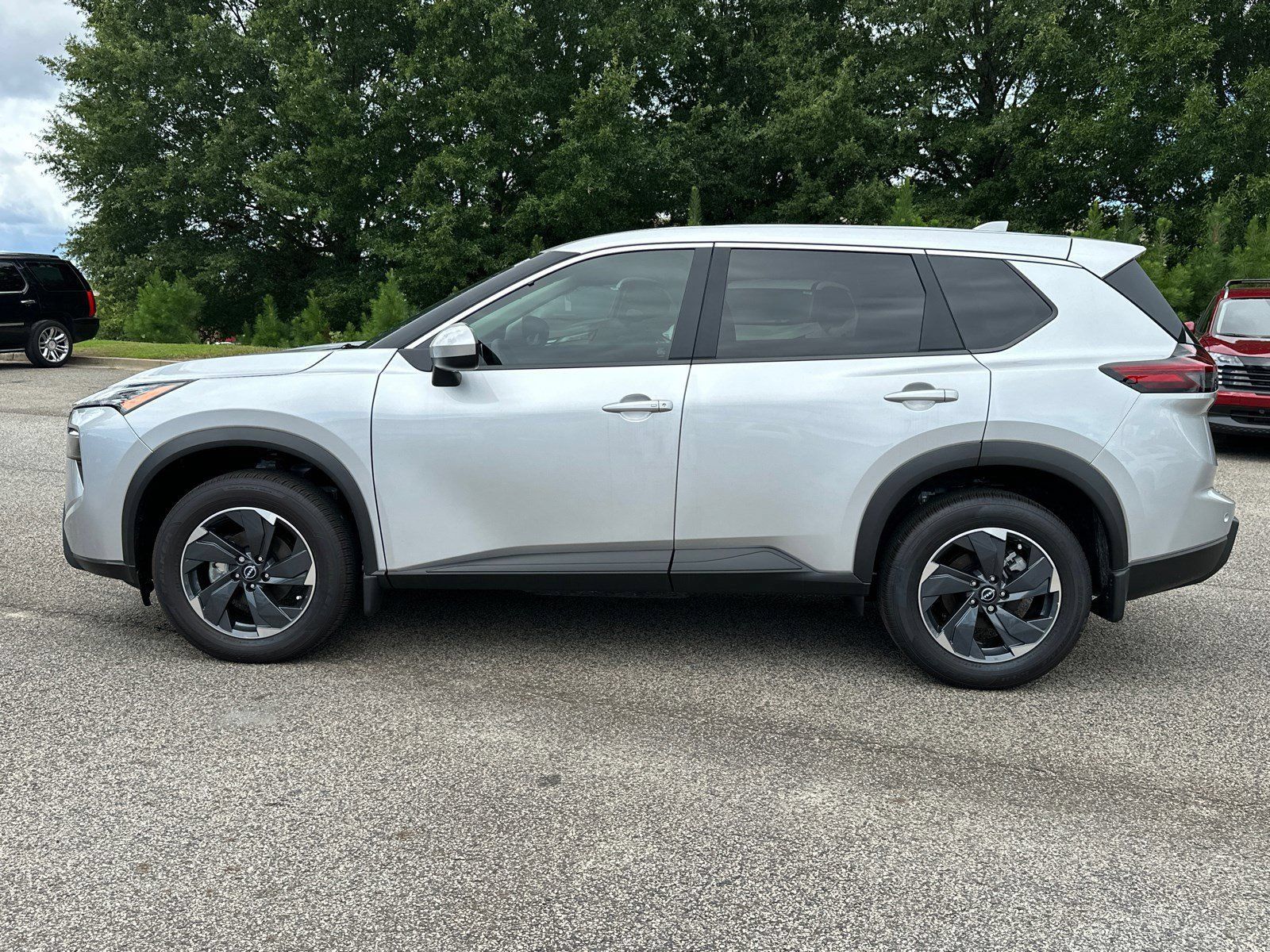 Used 2025 Nissan Rogue SV FWD image 9