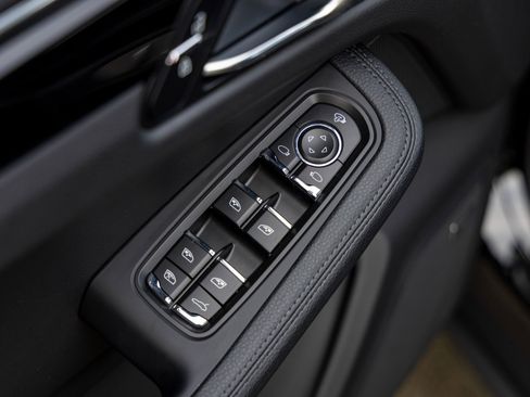 Certified 2025 Porsche Macan image 22