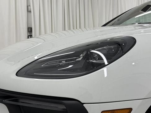 Certified 2023 Porsche Macan image 17