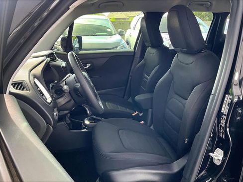 Used 2018 Jeep Renegade Latitude w/ Popular Equipment Group FWD image 8