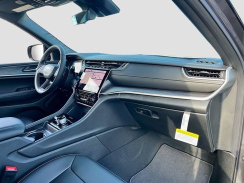 New 2025 Jeep Grand Cherokee Limited w/ Trailer Tow Package image 30