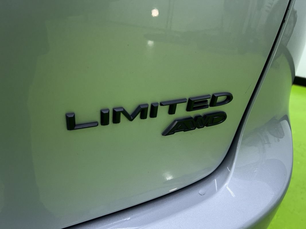 Used 2023 Chrysler Pacifica Limited w/ Uconnect Theater Family Group AWD/4WD image 14