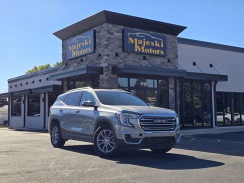 Used 2024 GMC Terrain SLT image 1
