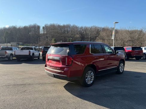 Used 2024 GMC Yukon SLT w/ SLT Luxury Package image 3