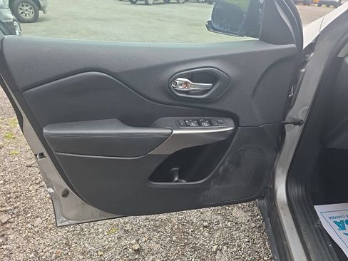 Used 2019 Jeep Cherokee Latitude Plus AWD/4WD image 13