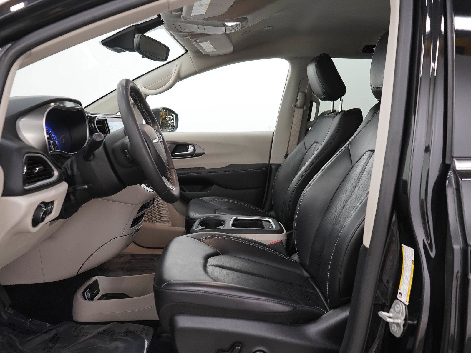 Used 2023 Chrysler Pacifica Touring-L FWD image 27