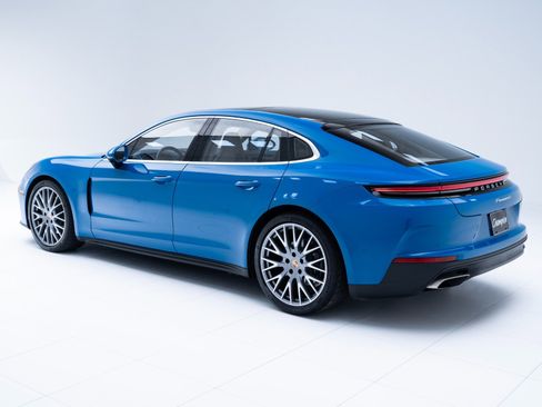 Certified 2025 Porsche Panamera 4 image 3