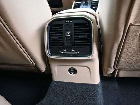 Used 2025 Porsche Macan image 31