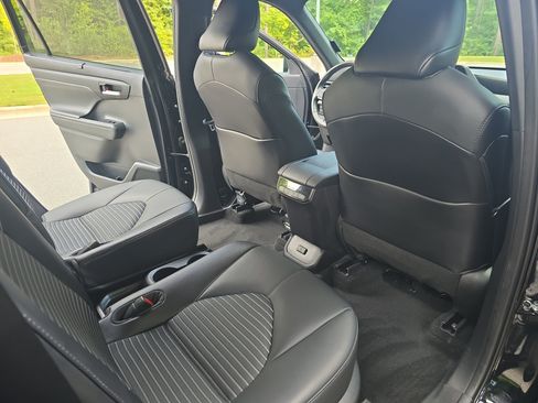 Used 2021 Toyota Highlander XSE FWD image 11