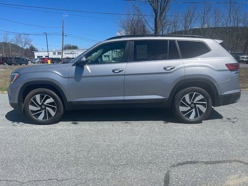 Used 2025 Volkswagen Atlas SE AWD/4WD image 3