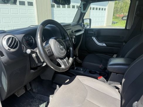 Used 2017 Jeep Wrangler Unlimited Sahara w/ Connectivity Group AWD/4WD image 10