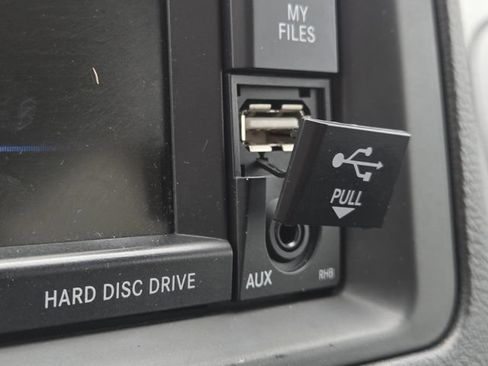 Used 2014 Chrysler Town & Country Limited w/ Luxury Group FWD image 7