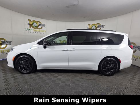 Used 2024 Chrysler Pacifica Premium FWD image 4