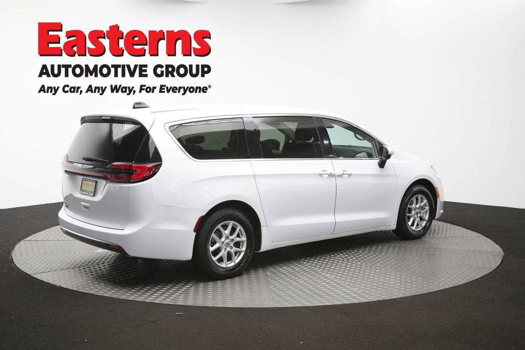 Used 2023 Chrysler Pacifica Touring-L FWD image 44