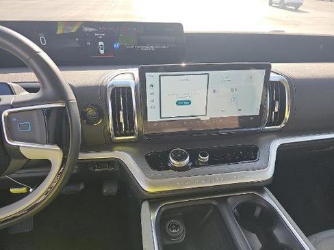 Used 2025 Ford Expedition Platinum AWD/4WD image 4