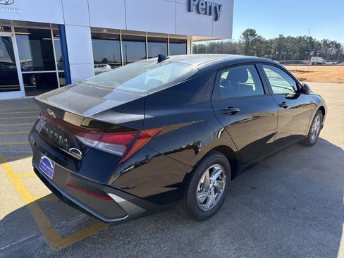 New 2026 Hyundai Elantra SE image 3