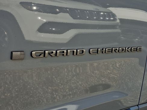 Used 2023 Jeep Grand Cherokee L Summit w/ Luxury Tech Group V AWD/4WD image 31