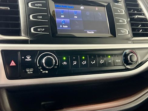 Used 2019 Toyota Highlander LE AWD/4WD image 26