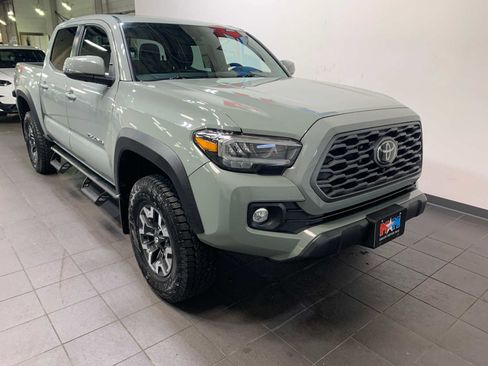 Used 2022 Toyota Tacoma TRD Off-Road w/ TRD Premium Off Road Package image 2
