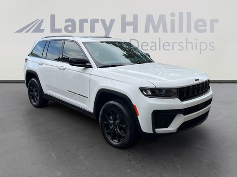 Used 2026 Jeep Grand Cherokee Altitude AWD/4WD image 7