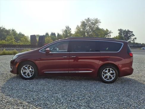 Used 2017 Chrysler Pacifica Touring-L w/ Tire & Wheel Group image 8