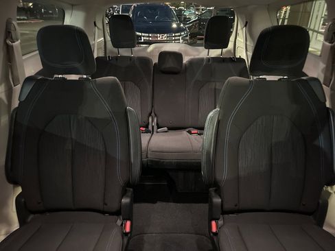 Used 2021 Chrysler Pacifica Touring image 21