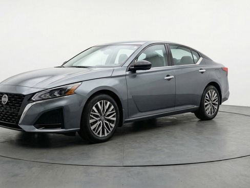 Used 2025 Nissan Altima 2.5 SV image 3