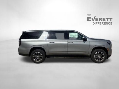 New 2026 Chevrolet Suburban LT image 8