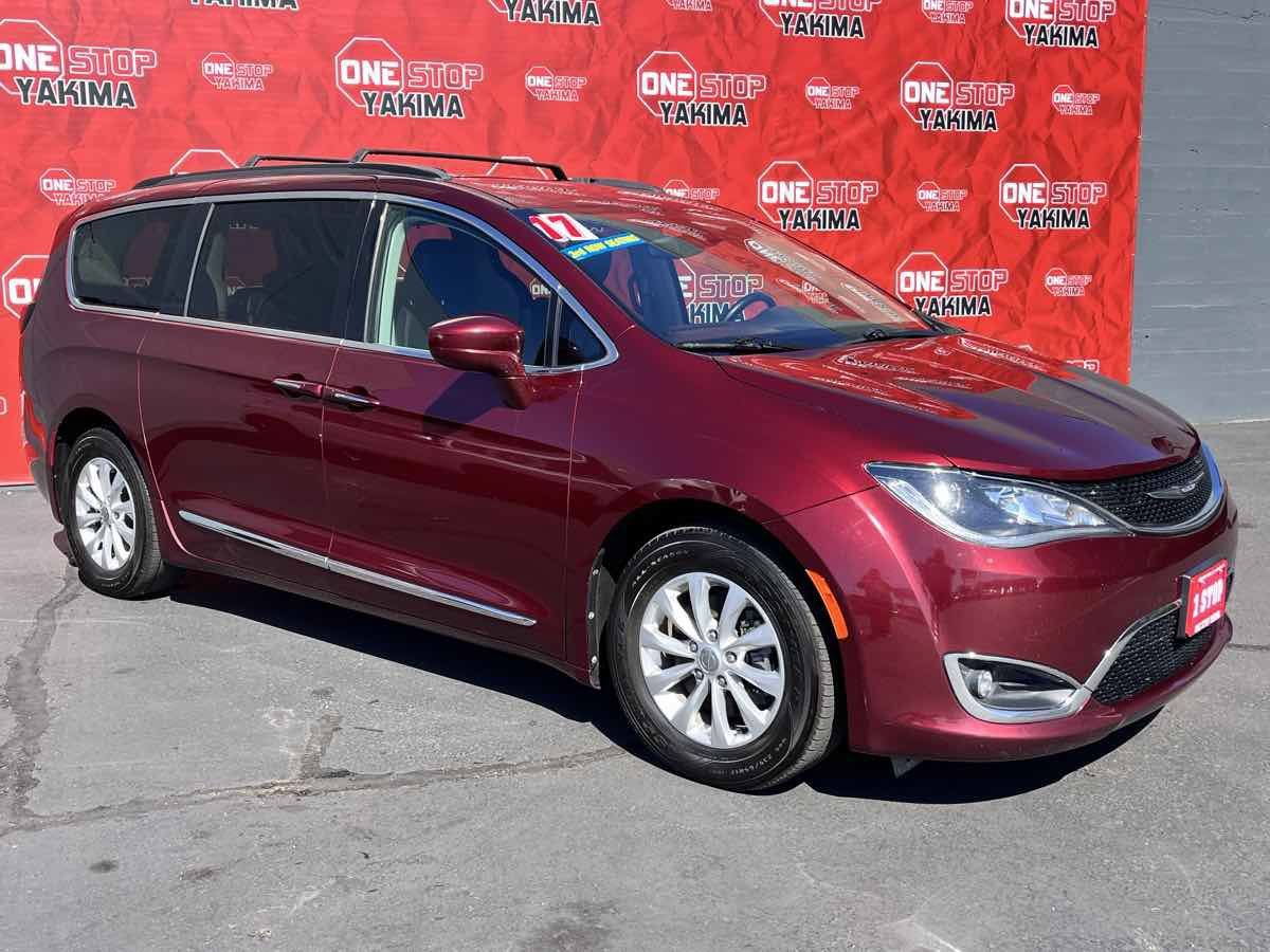 Used 2017 Chrysler Pacifica Touring-L FWD image 3